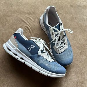 Like New On Cloud Sneakers!